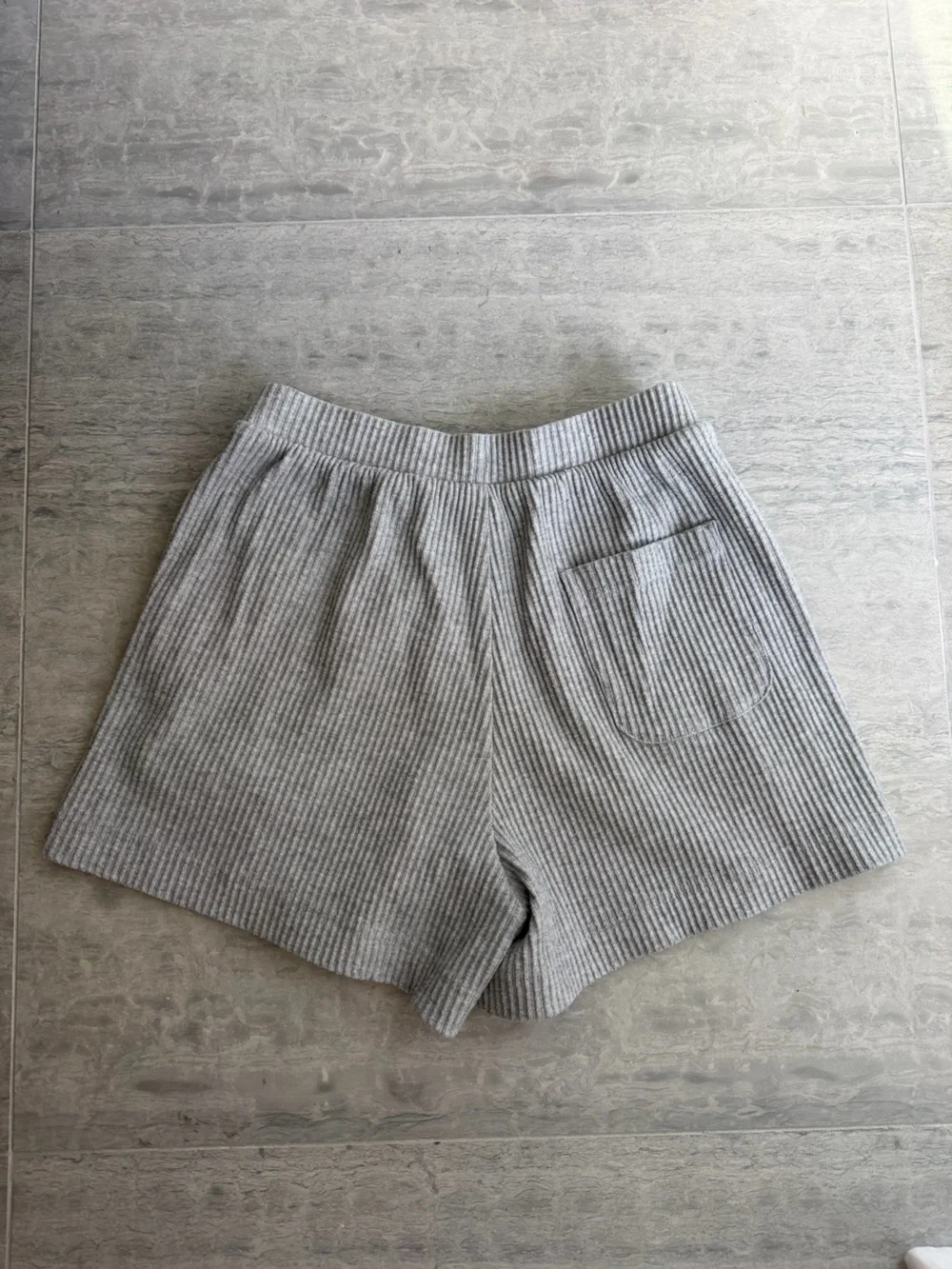 ALO Yoga Women's Gray Ribbed Lounge Shorts